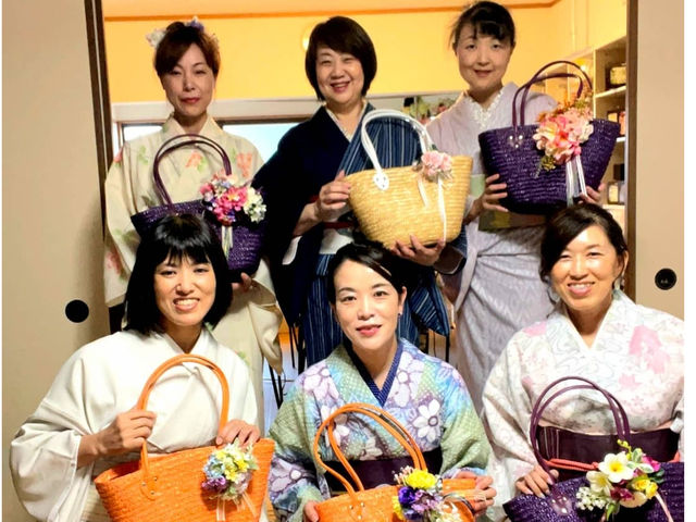 お好きなカゴバックにお花を選んで可愛くお花を付けてアレンジしました_うらら花