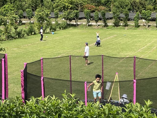 芝生で覆われた多目的広場_CAMPさくらの丘