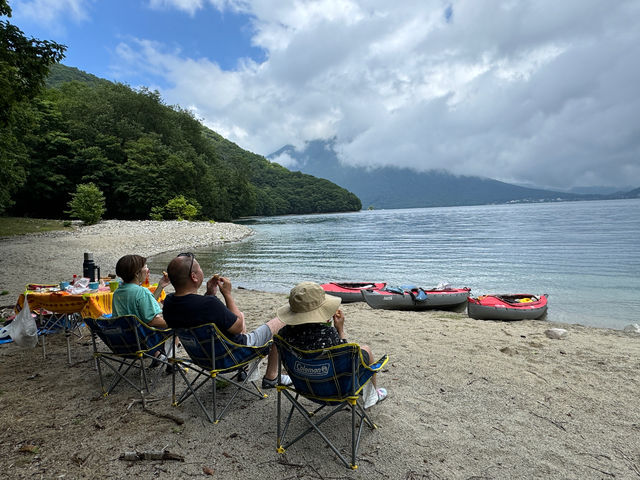 中禅寺湖カヌーツアーは途中で上陸してのんびりとする時間も魅力の一つ。ゆっくりとおしゃべりしながらコーヒーでも飲みましょう。暖かい飲みものをサービスで用意してます_アドベンチャーマジック(中禅寺湖)