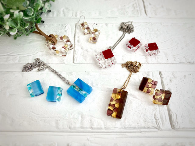 1.モザイクガラスのアクセサリーセット_Glass In The Pocket
