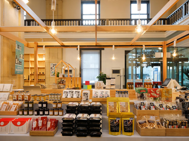 本館1F(八百万マーケットカラコロ店)
店内でお食事や山陰のお土産を購入できます。_カラコロ工房
