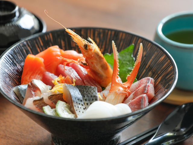 島根らしさをイメージしたさまざまな料理やスイーツが味わえます。_カラコロ工房