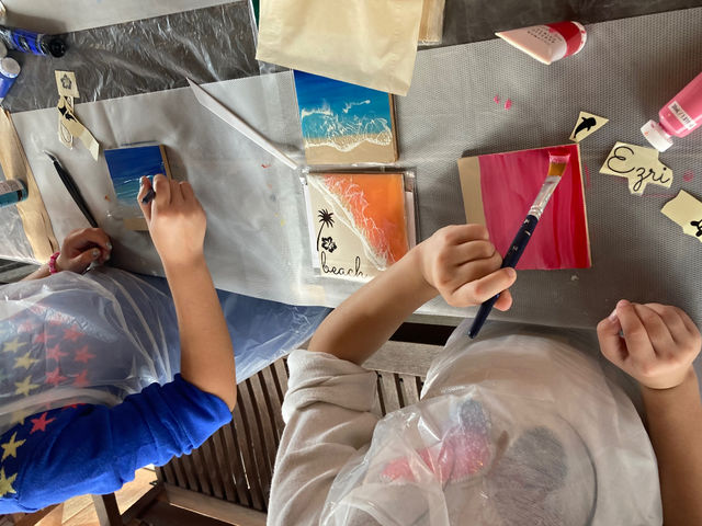 お子様も絵の具を使って楽しめます!(レジンやヒートガンはインストラクターが行う場合があります)_オーシャンレジン ユニーク