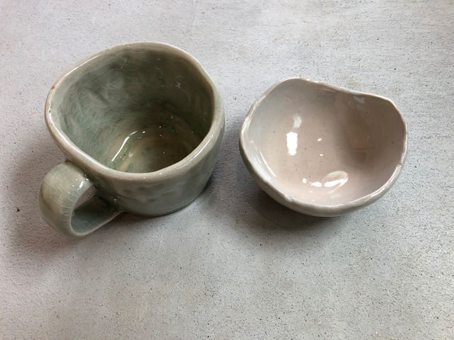 白土を使って作陶。
左は紐作りで、釉薬は土灰釉。
右は石膏型作りで、釉薬は石灰釉。_眞窯MAKOTOkiln