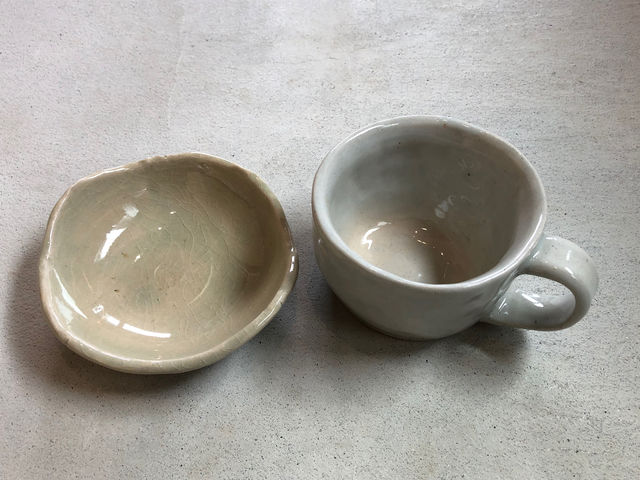 白土で作陶。
左は石膏型で、釉薬は、土灰釉。
右は紐作りで、釉薬は石灰釉。_眞窯MAKOTOkiln
