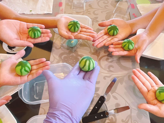 作品が完成後は写真撮影もお楽しみ下さい!作業中のお写真はご希望で講師の方でお撮りします。何なりとお申し付けください。素敵な記念写真をお撮りします。_Heart warming
