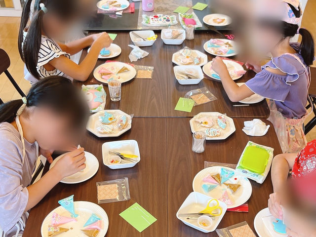 定期的にキッズレッスンも開催しているベテラン講師が、お子さまから大人の方まで、ワクワク楽しめる特別な1時間をお届けします☆安心してご参加下さい。_Heart warming