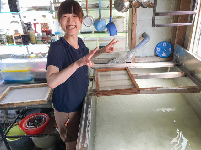 工房で、ひとりひとり和紙を漉いていきます(スタッフがサポートしますので簡単ですよ)_和紙アトリエTaneda