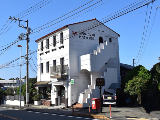 可愛い建物郵便局の3階がお店です。外階段から上がります。_Lydlys Atelier & Showroom