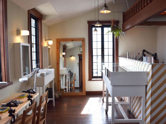 店内は広くはないですが、天井が高く屋根裏のような雰囲気です。_Lydlys Atelier & Showroom