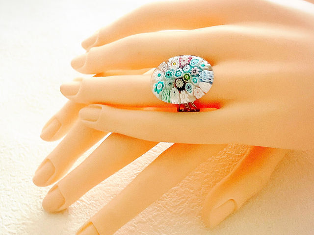 イタリアの伝統工芸ベネチアンガラスのミルフィオリで作るアクセサリー。
女性の皆様に大人気です。
あまりの可愛さにたくさんの喜びの声をいただいています。
_アトリエ HeartGarden