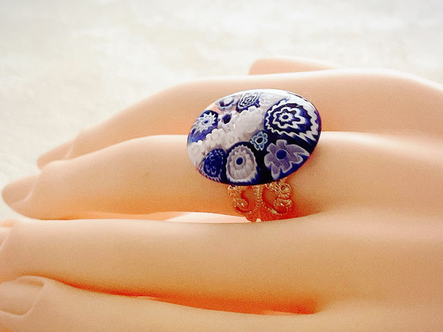 本物のベネチアンガラスで作るあなただけの特別なアクセサリー。
リングやペンダントトップ、ブローチやイヤリングにピアス。
さて、どんなアクセサリーに仕立てましょ。_アトリエ HeartGarden