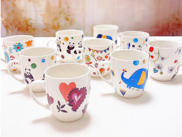 小さなお子さまから、ご年配の方まで。
どなたでも簡単に楽しくお作りいただいているポーセラーツ。
お店に売っているような素敵な食器やインテリアをお作り頂けます。_アトリエ HeartGarden