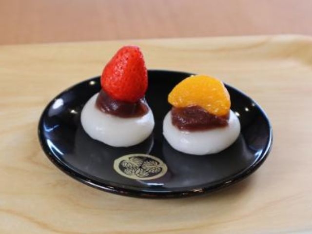 たいらぎオリジナル商品「家康公おへそ餅」季節のフルーツを添えてご提供しております。_日本平ロープウェイ売店 門前の恵み たいらぎ