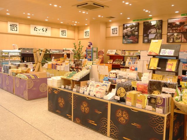 久能山東照宮ならではの縁起のよい徳川家康公お土産にくわえワクワクする品を取り揃えております。_日本平ロープウェイ売店 門前の恵み たいらぎ