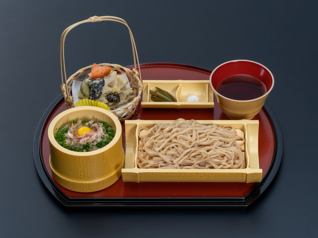 お食事処「はなあおい」で愛されている大御所御膳。こだわりは静岡産金な粉蕎麦×静岡米×久能ねぎ、抜群の相性です。
*当プランとは別注文でお承りいたします。_日本平ロープウェイ売店 門前の恵み たいらぎ