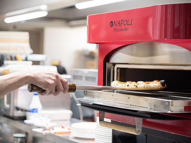 ピザ窯で焼き上げるアツアツもちもちのピザがおすすめです!_ホテル日航つくば レストラン セリーナ