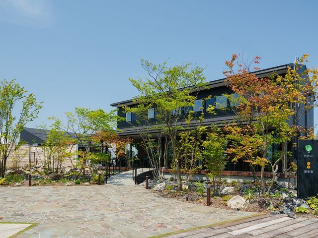 雑木のお庭の中に佇む5yukuri。お庭屋さんが運営するお庭の複合施設。_5yukuri