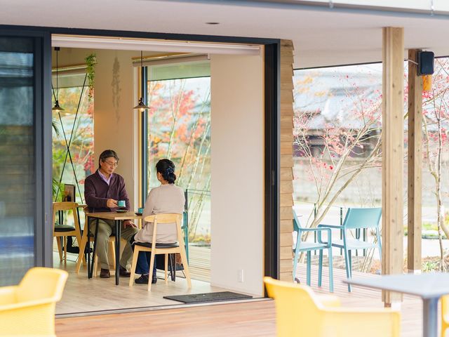 明るく、店内外の緑が楽しめるカフェ。_5yukuri
