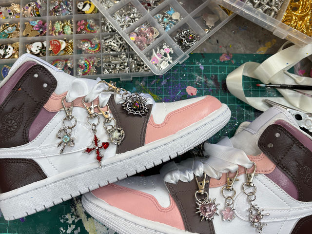 チャーム、靴紐もカスタム追加できる!_Kicks Buzzed