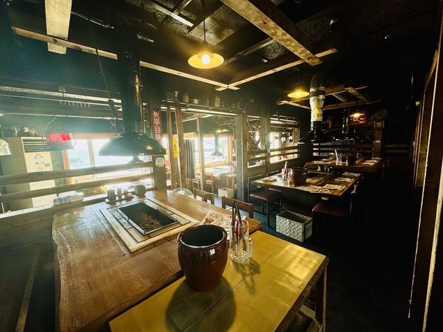 店内はログハウス風になっており、ゆったりとお食事を楽しめます。_北のランプ亭