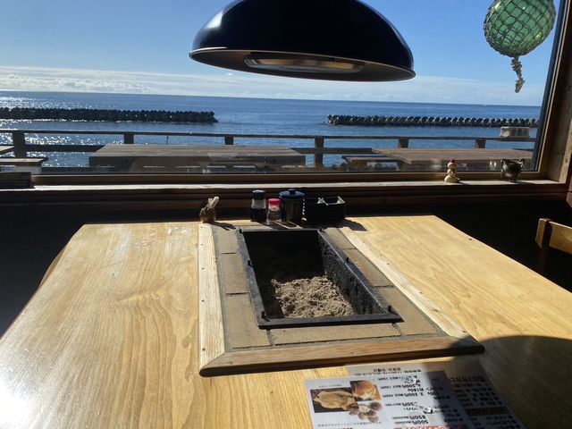 当店で大人気の海が見える席です。予約なしだと座るのはなかなか難しいかも…_北のランプ亭