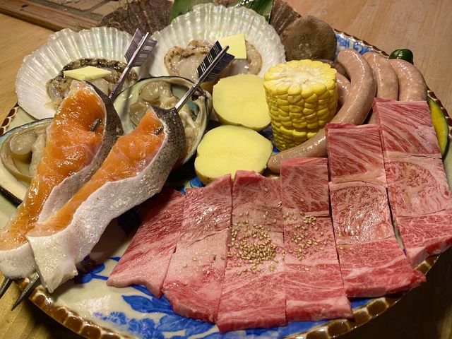 1番人気の「海山炭焼きセット」です。
北海道の海の幸と山の幸を同時に味わえるオススメの1皿です。_北のランプ亭