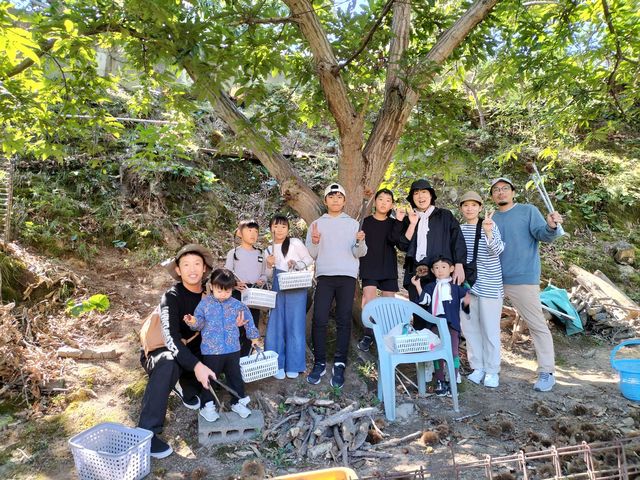 家族で『大きな栗の木の下で』栗拾いの記念撮影。_菅原レモン園&菅原栗園
