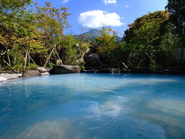 由布岳の眺望を見上げての露天風呂_秘湯 天地のしずく