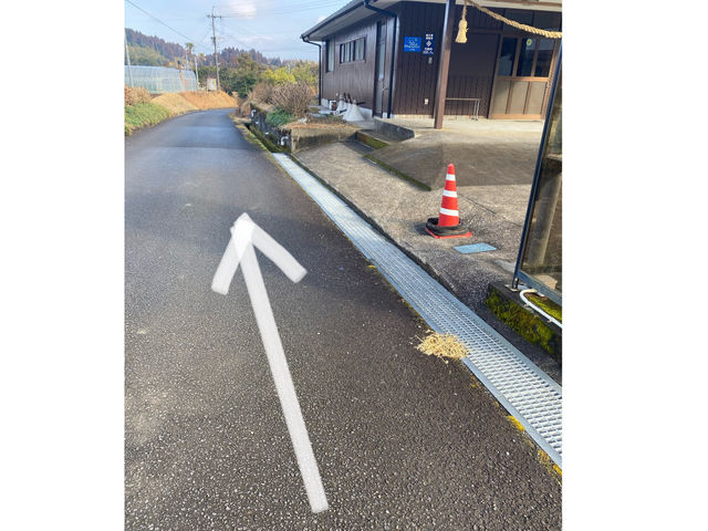 駐車場からハウスまでは、徒歩で、ゆるやかな坂を下ってください。_しばベリーいちご園