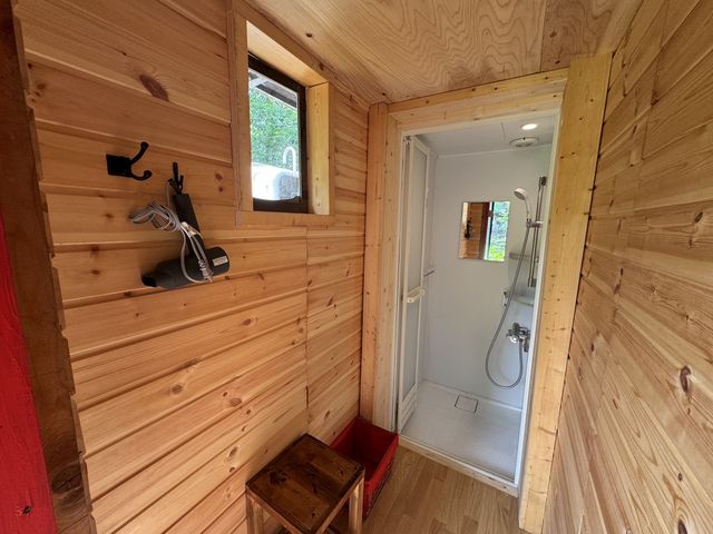 シャワールーム(1回300円)_遊び小屋コニファー
