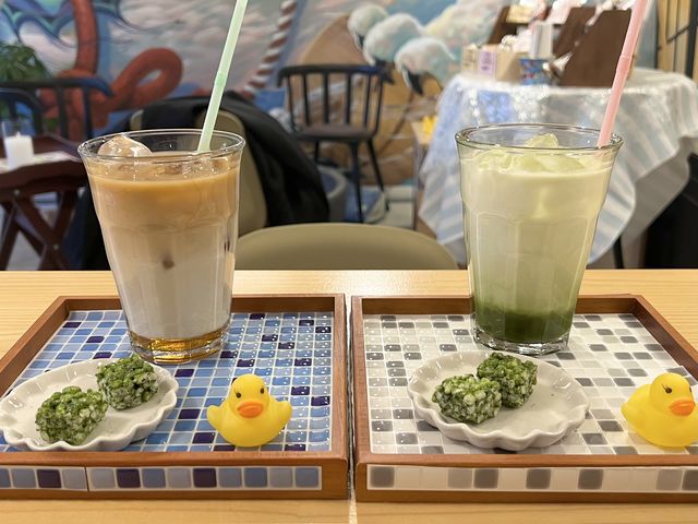 抹茶ラテ、キャラメルラテなど、足湯に浸かりながらホッと一息つけるドリンクがセットです♪_足湯カフェ すくなひこな