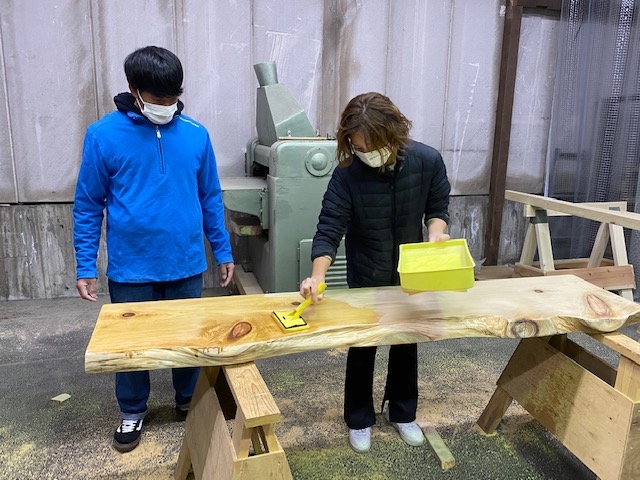 スタッフが製作工程を丁寧にご説明します。DIY未経験の方でも安心して製作いただけます。_H/and