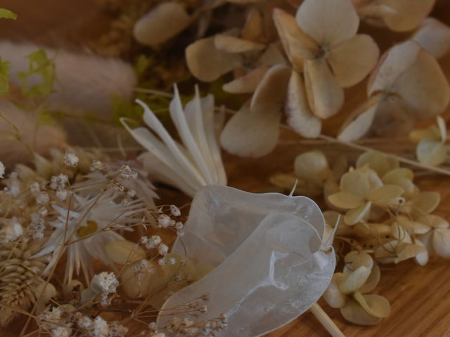 季節ごとに異なるお花を使ってオリジナルのキャンドルに仕上げていきます。_工房マートル