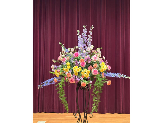 舞台装飾。大きな舞台に豪華でのびやかにアレンジしました。代表作品です。_フルーナ土浦教室