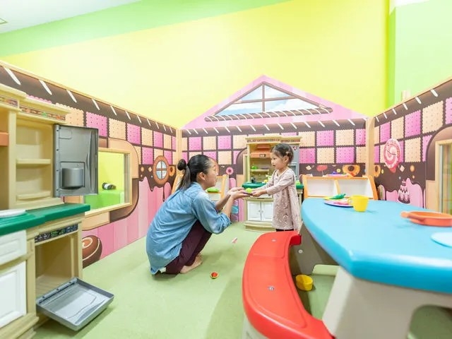 「トイシティ」で、普段お家ではゼッタイに遊べないたくさんのおおきなおもちゃを使って、みんなで本格的なおままごとをしよう!_ファンタジーキッズリゾート北上尾