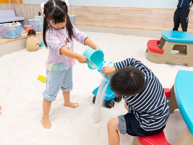 「スナスナ砂漠」はホワイトサンドを使用したさらさらの砂場。抗菌砂だから、衛生的で安心!_ファンタジーキッズリゾート北上尾