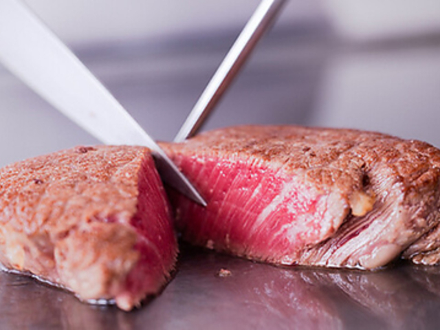 鉄板ステーキ ピュールの写真1