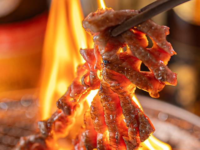 炭火焼肉エイト桃谷店の写真1