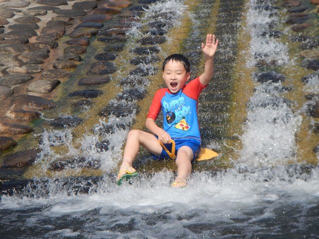 爽快! 水のすべり台!(6月〜9月末まで・無料)_江の川カヌー公園さくぎ
