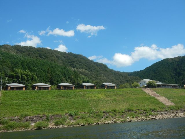 全棟リバービュー! 囲炉裏の付いた和室のコテージでゆったり特別な時間を。_江の川カヌー公園さくぎ