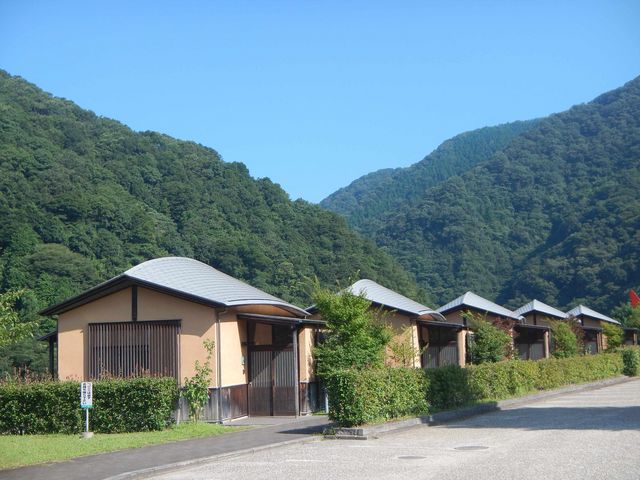 6名まで泊まれる第1コテージが5棟、14名まで泊まれる第2コテージが3棟あります。_江の川カヌー公園さくぎ