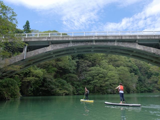 国の登録有形文化財である久米路橋の下をSUPで_ジャングルクルージング