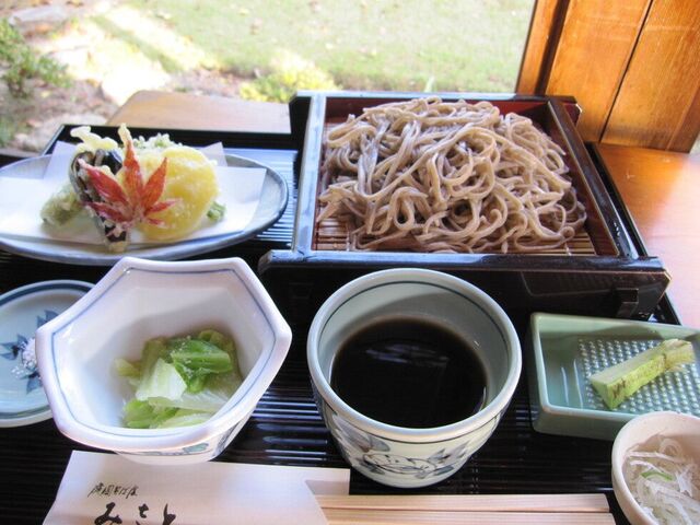 もりそばと天ぷらの盛り合わせた「安曇野セット」_庭園そば処 みさと