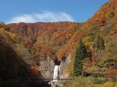 苗名滝の紅葉の写真1