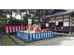 雄山神社前立社壇の稚児舞の写真1