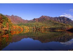戸隠高原 鏡池の紅葉の写真1
