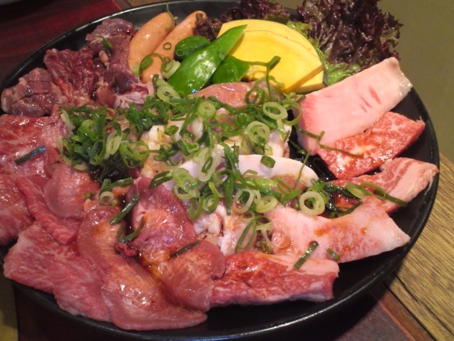 2人前で450gの「バラエティ盛2700円」。牛肉は全て黒毛和牛!_高松 黒毛和牛 文八