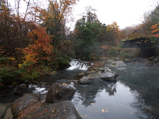 自然に囲まれた露天風呂_山あいの宿 山みず木