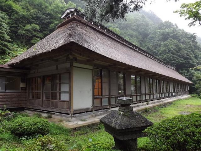 小雨煙る菊水館_大沢温泉自炊部湯治屋